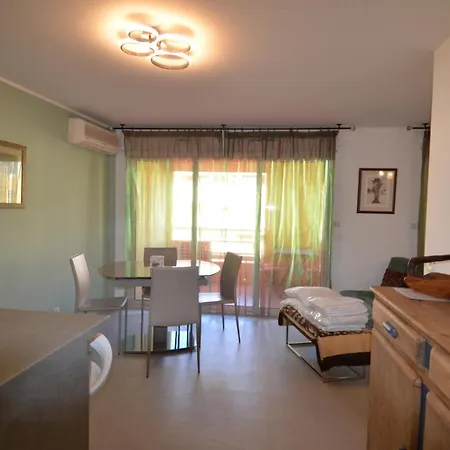 Appartement 3 personnes avec coin nuit avec terrasse et parking quartier du Port de Nice Appartement *