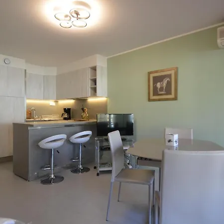 Appartamento Appartement 3 Personnes Avec Coin Nuit Avec Terrasse Et Parking Quartier Du Port De Nice Nizza